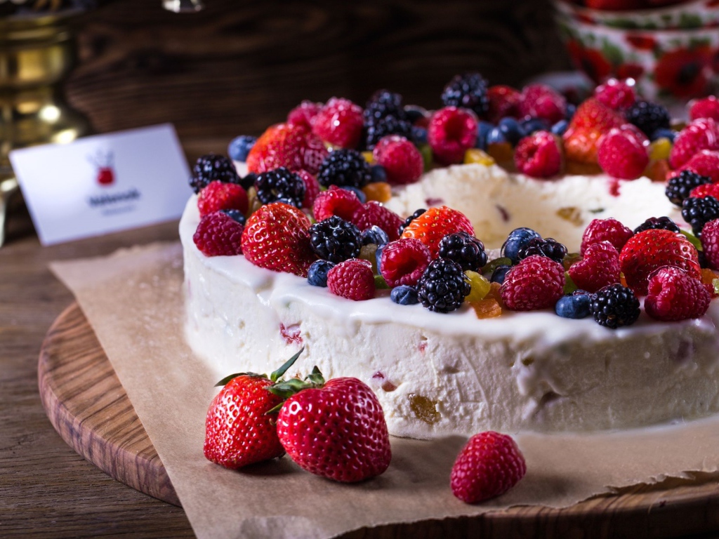 Творожный пирог с кремом и свежими ягодами