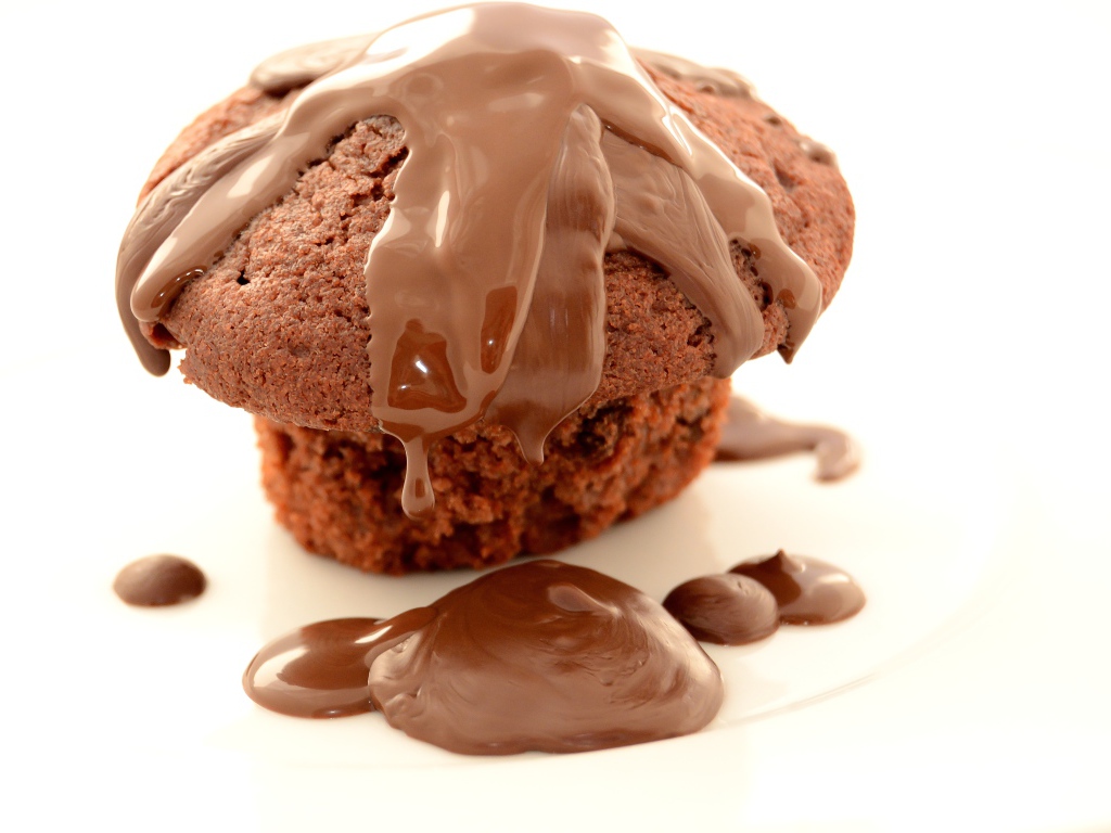 Кекс с молочным шоколадом на белом фоне