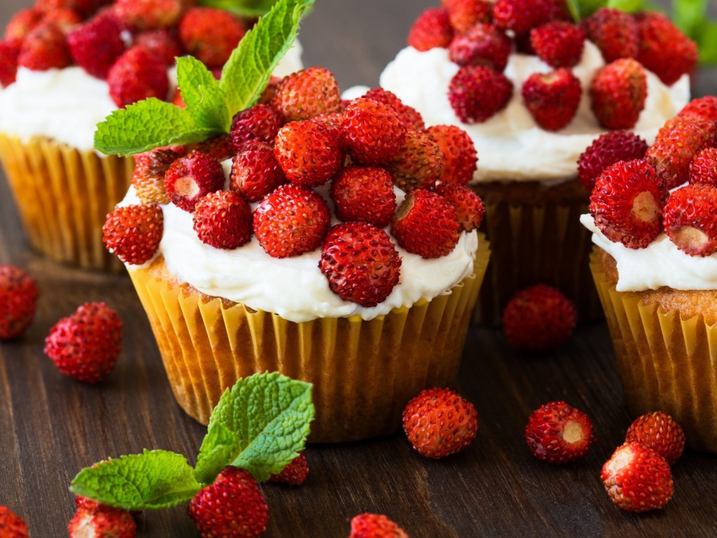 Кексы с кремом и ягодами земляники 