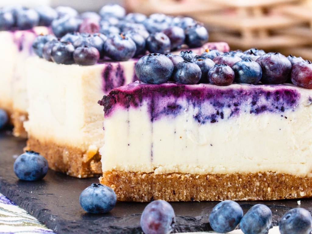 Аппетитный чизкейк с ягодами черники крупным планом