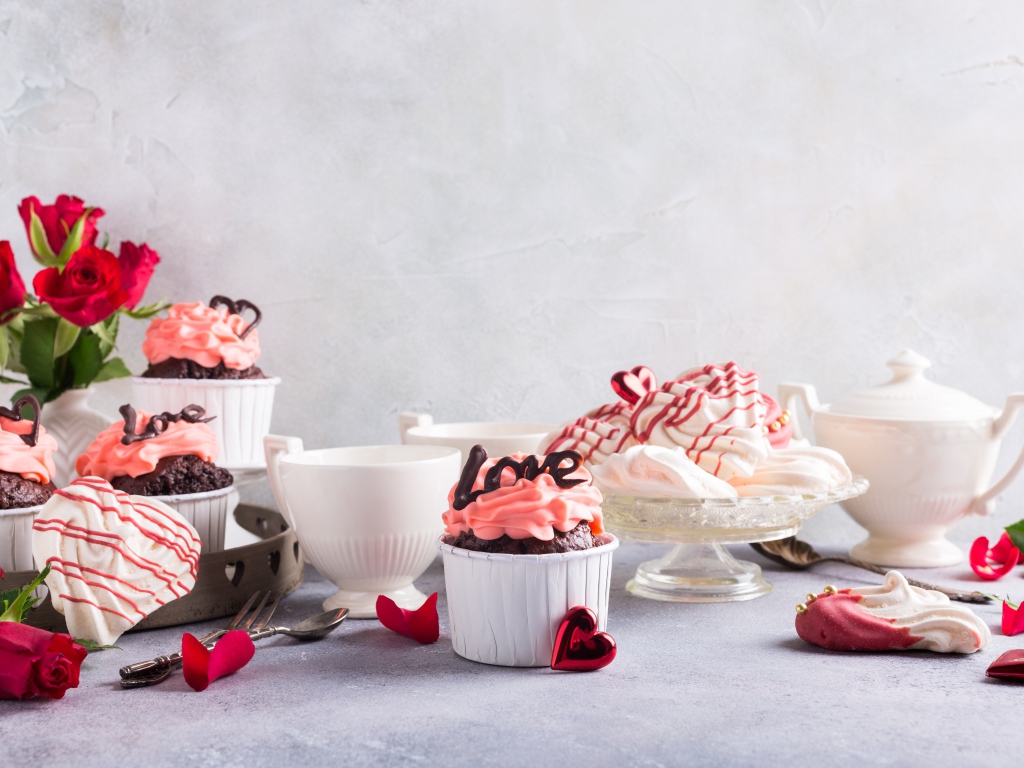 Аппетитные сладкие кексы на столе с розами