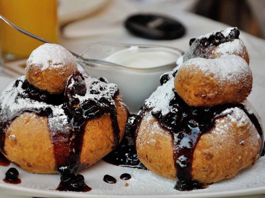Пончики и с вареньем и сахарной пудрой