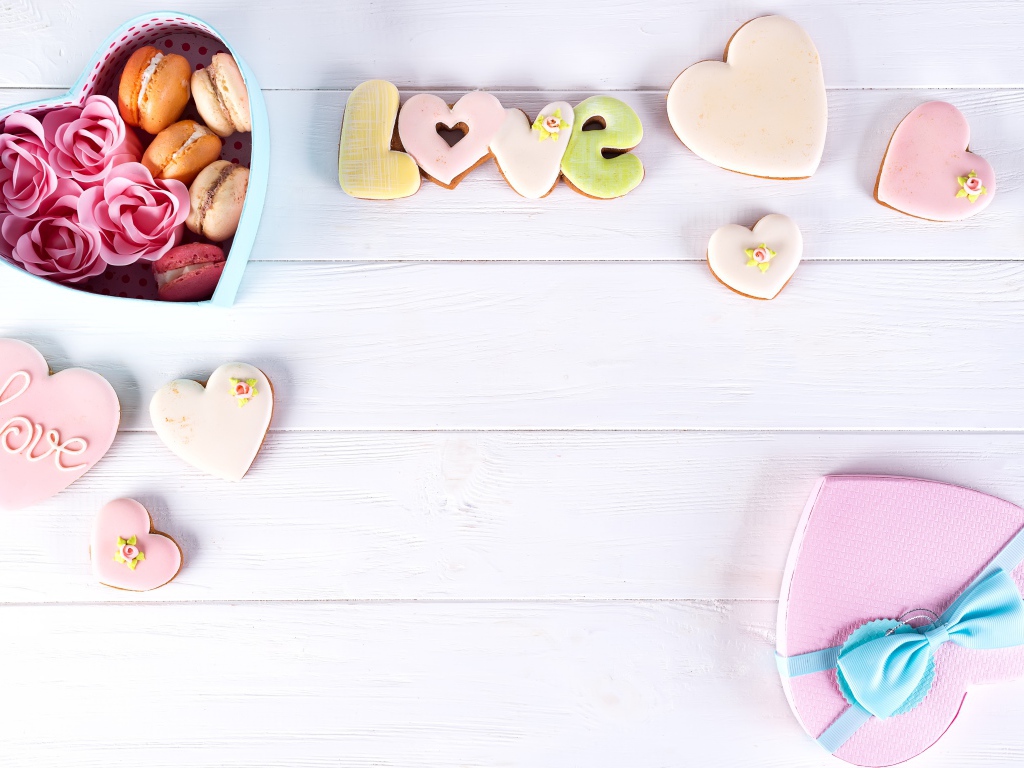 Подарочная коробка в форме сердца на столе с печеньем 