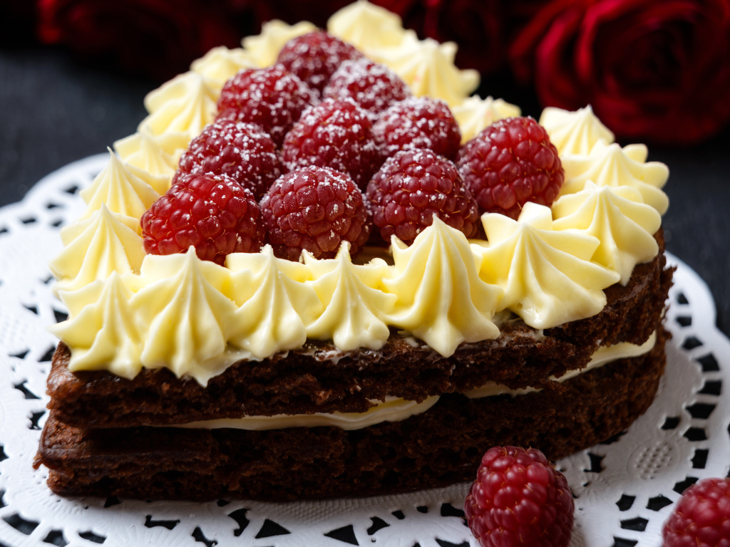 Торт в форме сердца с кремом и ягодами малины 