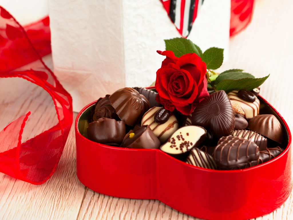 Коробка в форме сердца с шоколадными конфетами с красной розой