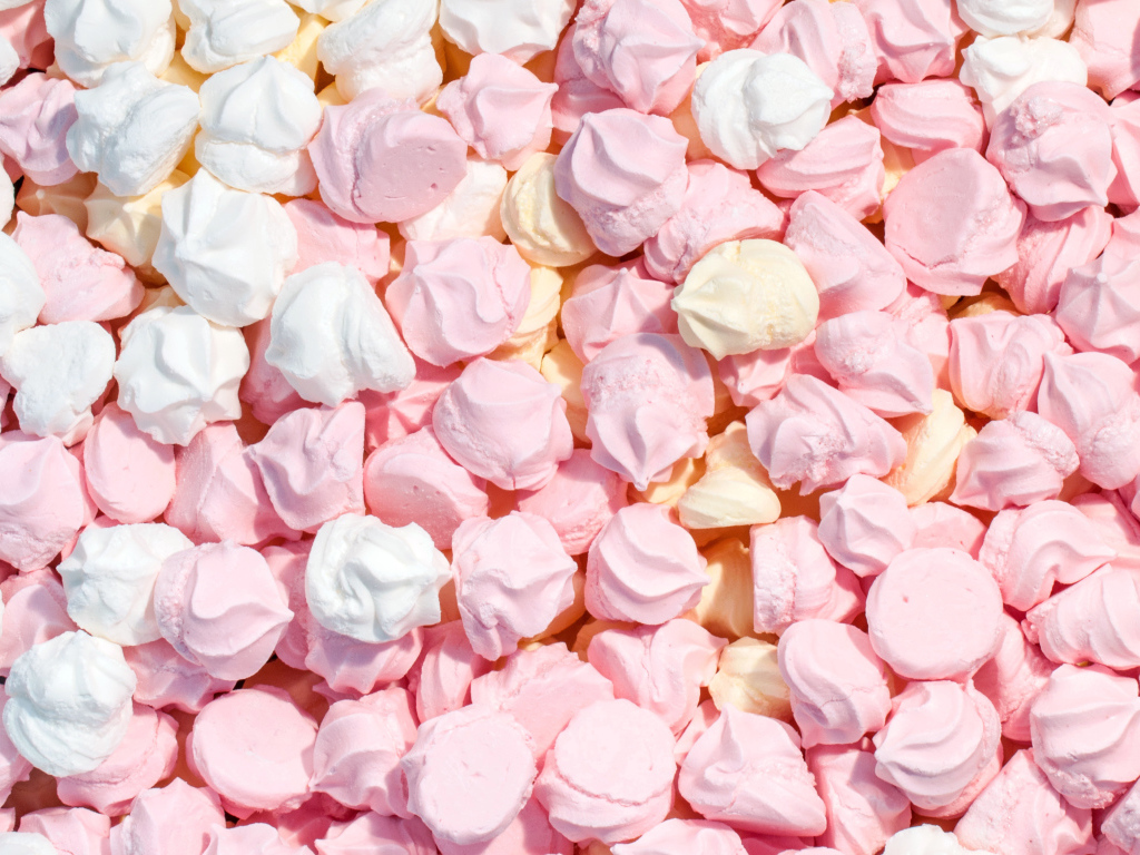 Много сушеного безе крупным планом