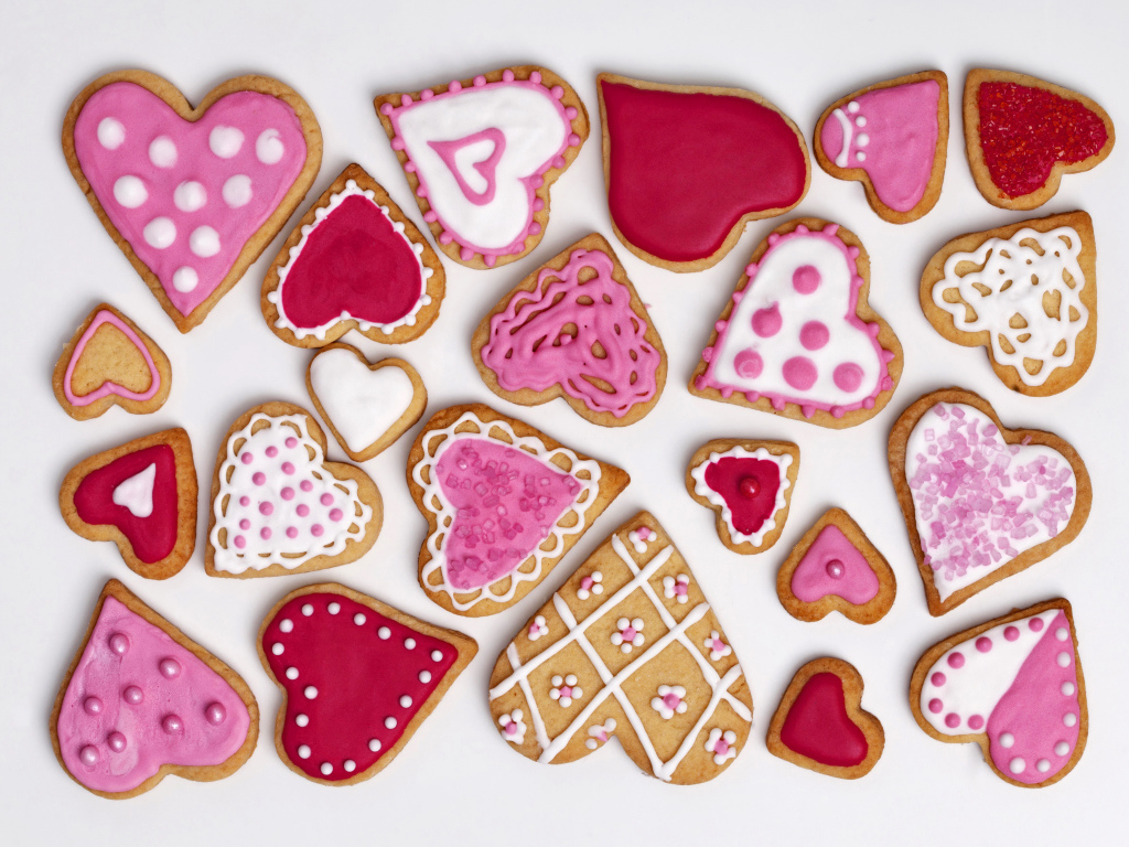 Много печенья в форме сердца с глазурью на сером фоне