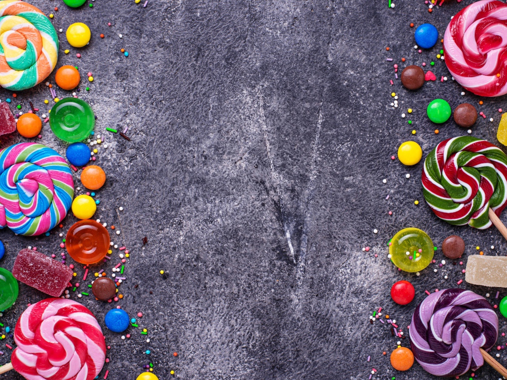 Разноцветные конфеты на сером фоне
