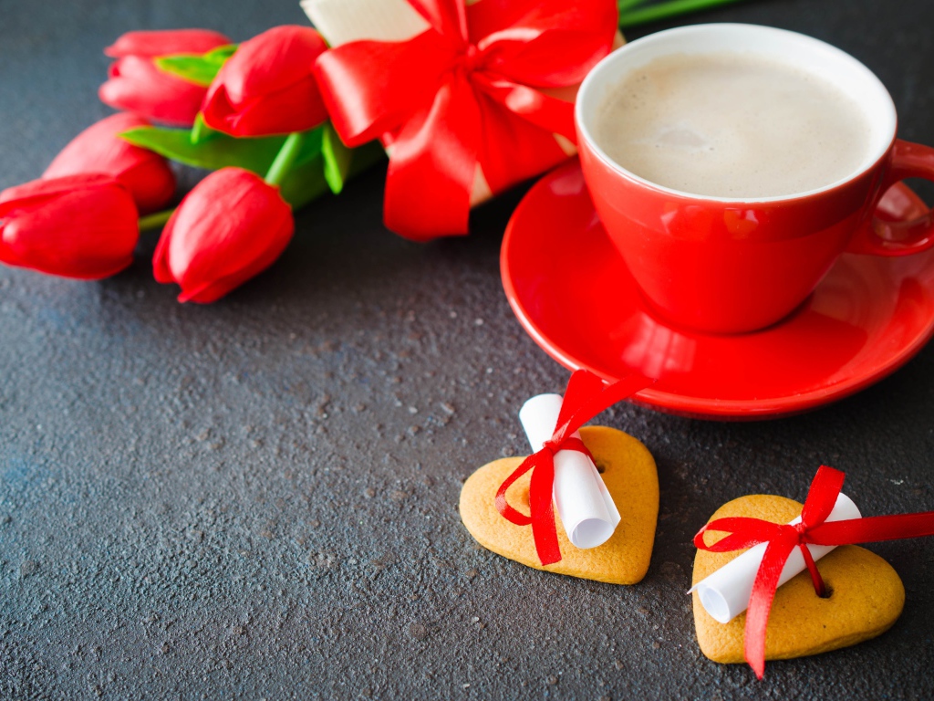 Красная чашка с кофе на черном фоне с печеньем с записками и букетом тюльпанов