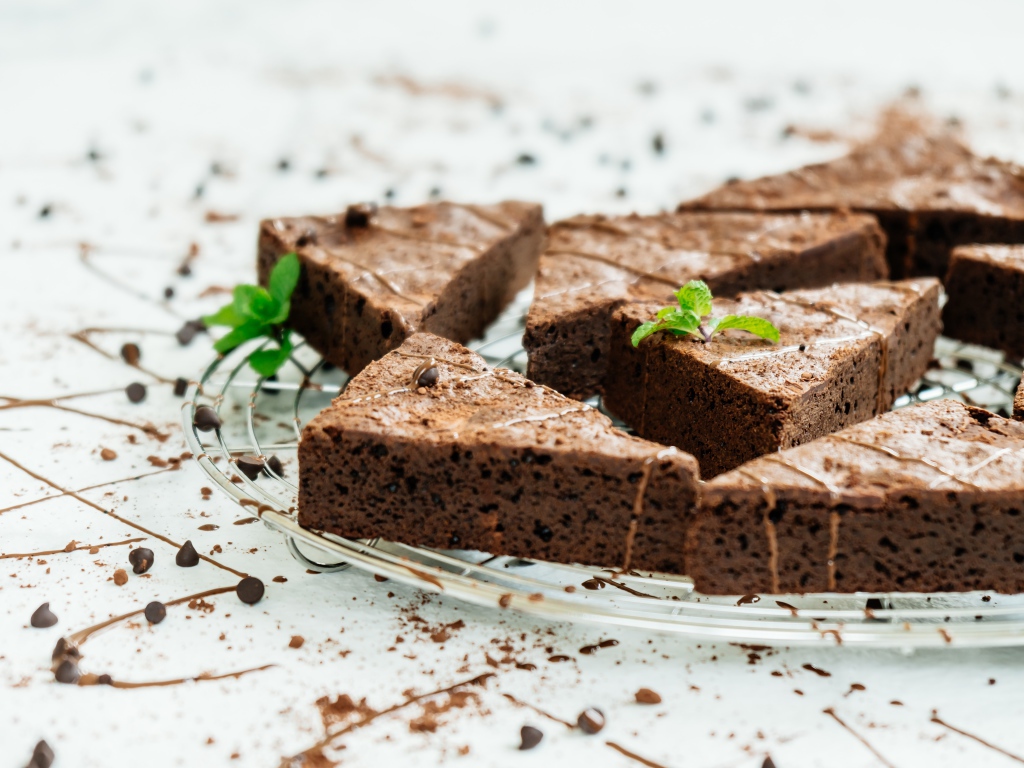 Кусочки аппетитного шоколадного десерта брауни