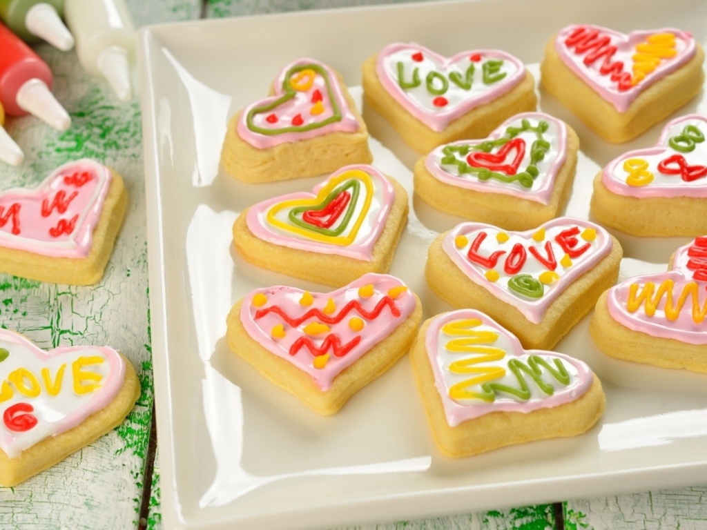 Сладкое печенье в форме сердца с глазурью 