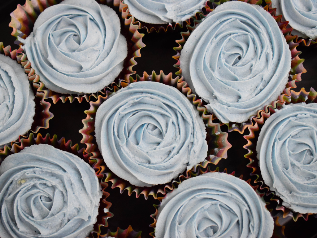 Сладкие кексы с кремом вид сверху