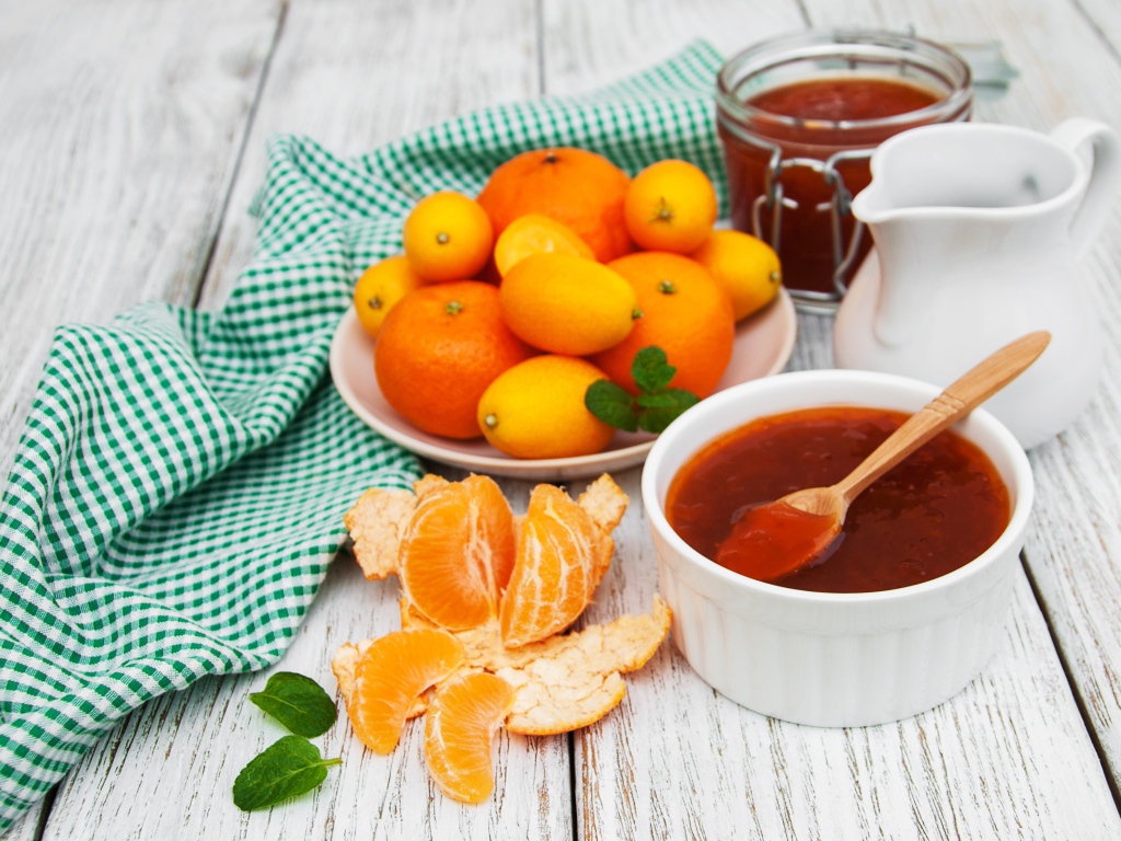 Джем на столе с мандаринами 