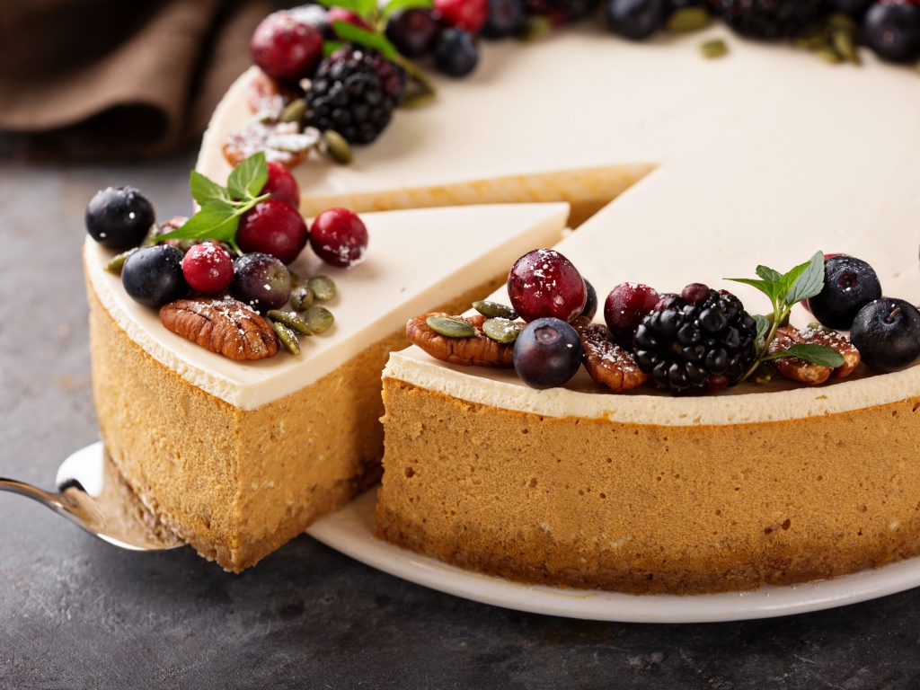 Вкусный пирог с ягодами и орехами крупным планом