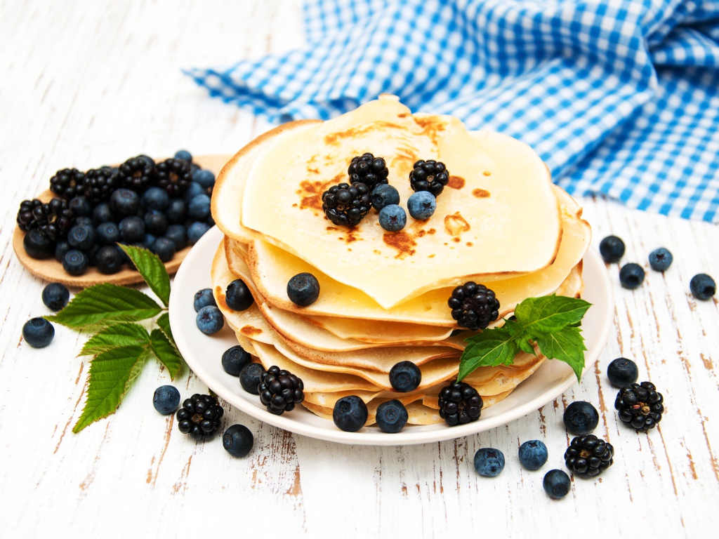 Румяные тонкие блинчики с ягодами черники и ежевики