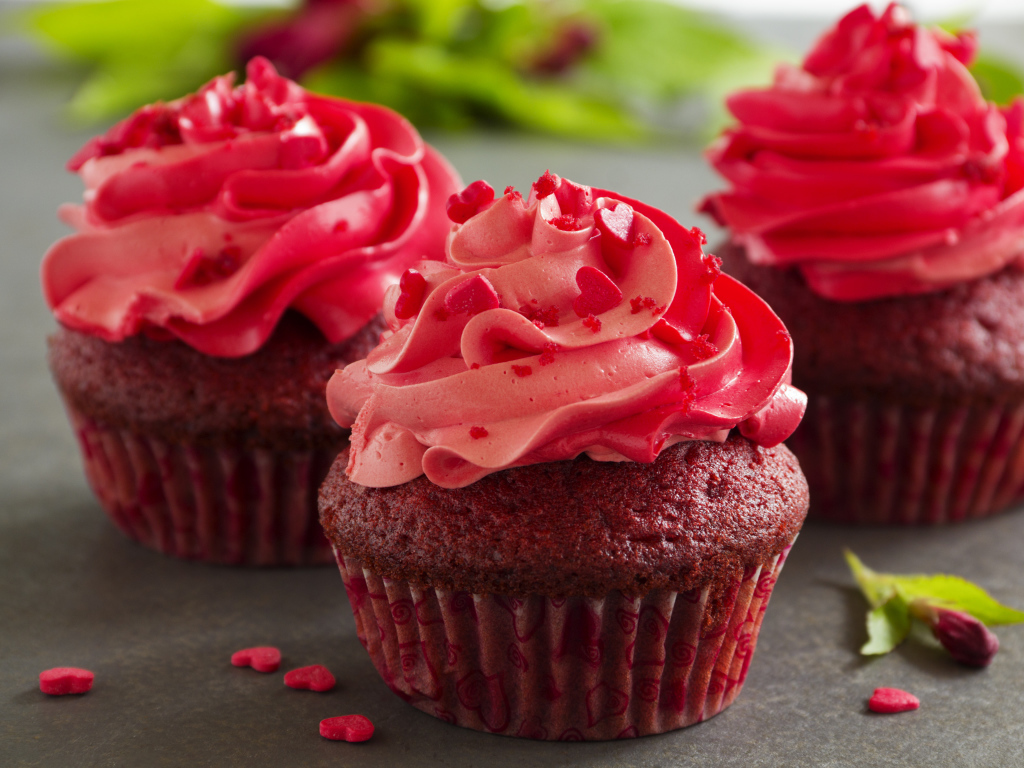 Три шоколадных кекса с розовым кремом 