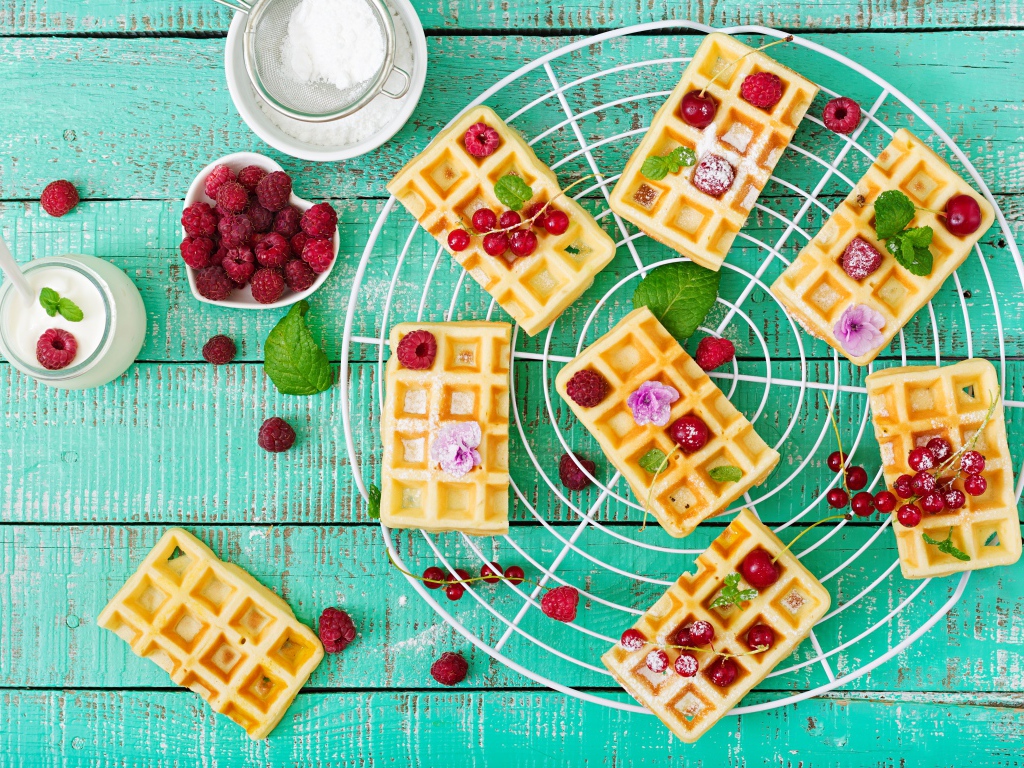 Вафли на решетке с ягодами малины и красной смородины