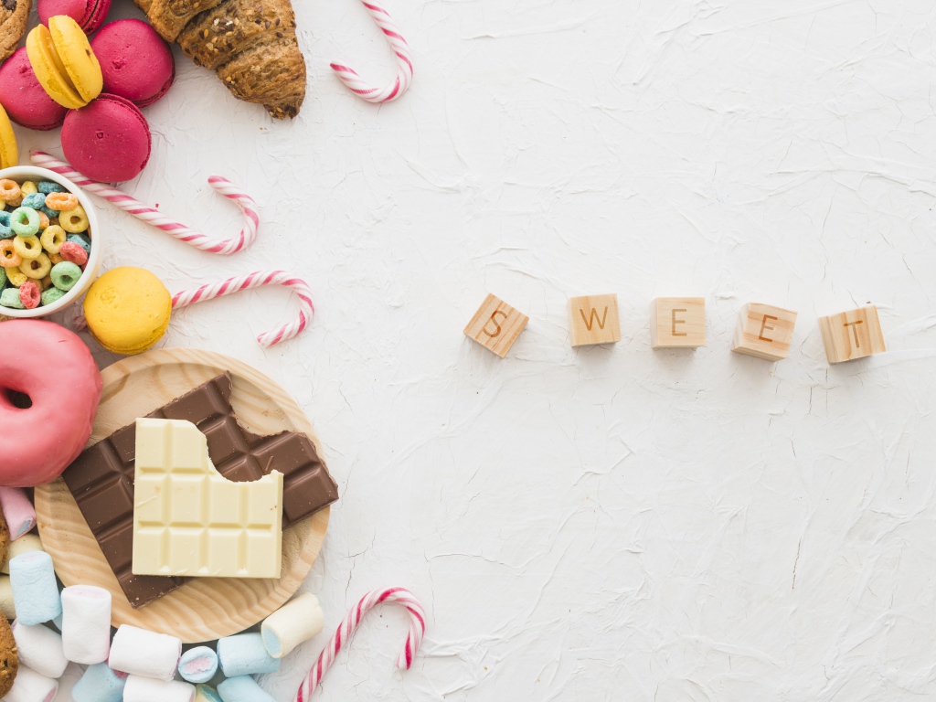 Деревянные кубики с надписью на белом фоне со сладостями