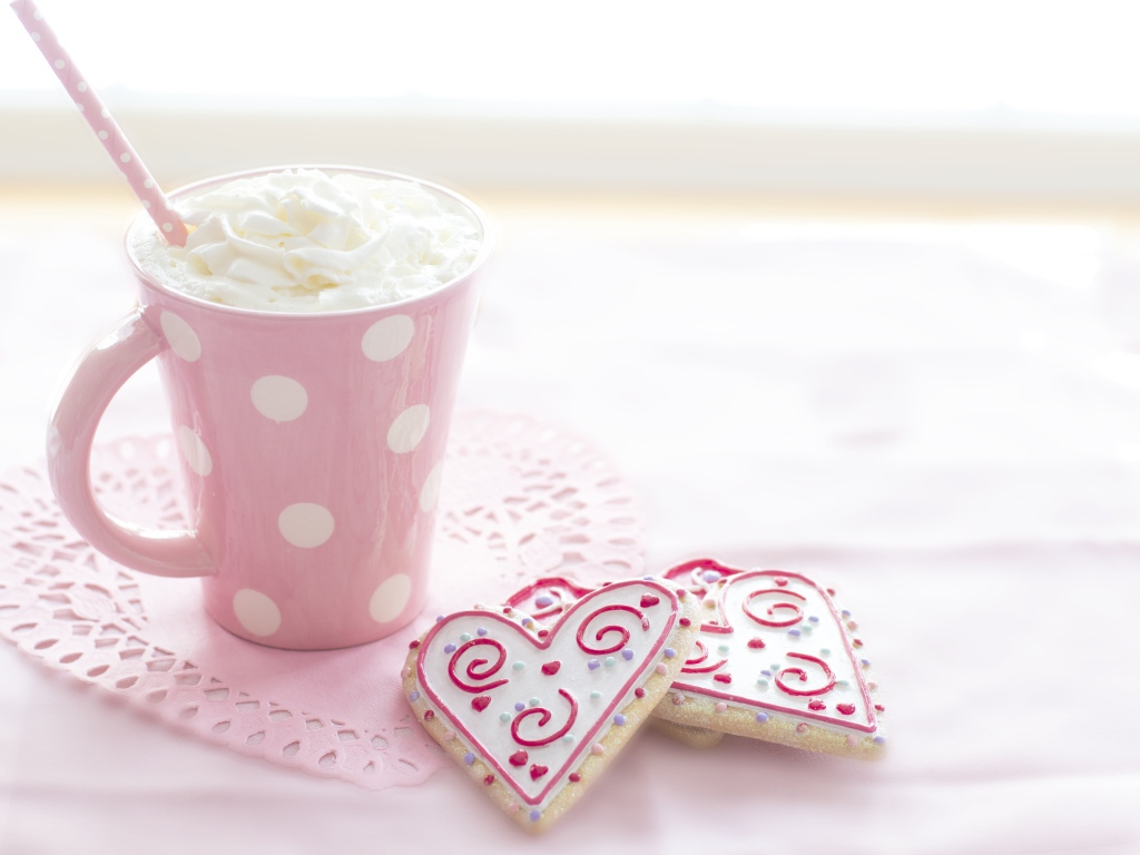 Чашка напитка со взбитыми сливками с печеньем на столе