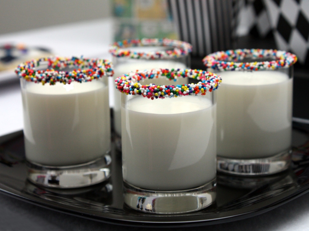 Стаканы с молоком со сладкой посыпкой на ободке 