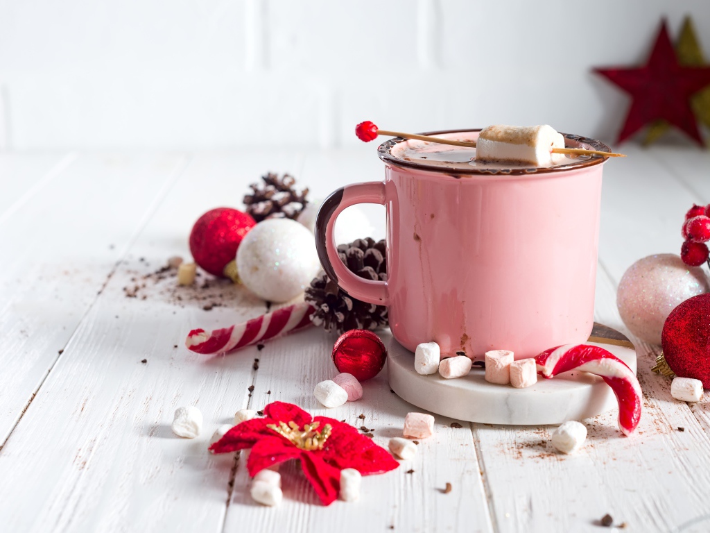 Горячий какао с маршмеллоу с новогодним декором на столе