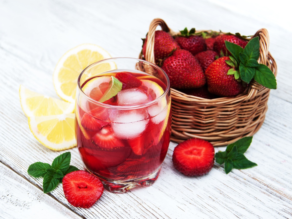 Мохито на столе с клубникой и лимоном