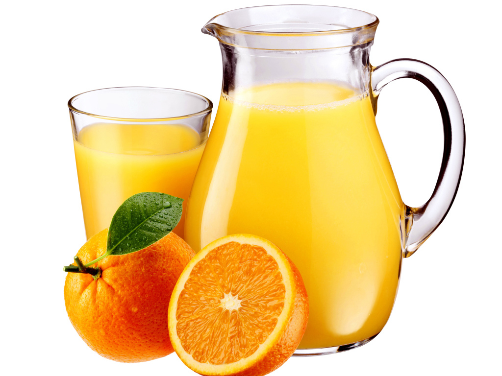 Апельсиновый сок на белом фоне с плодами апельсина