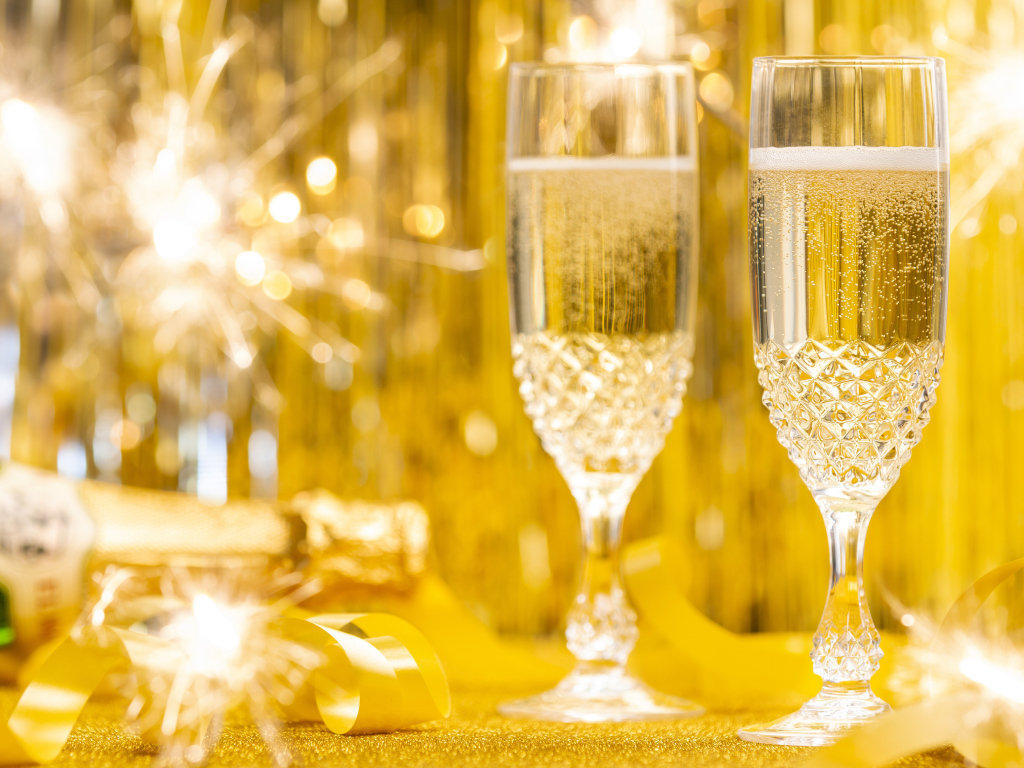 Два фужера шампанского с бенгальскими огнями