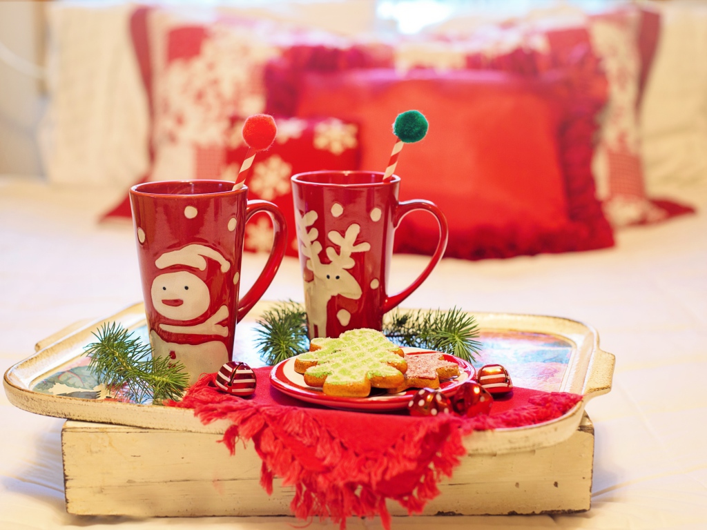 Две кружки с напитком на столе с печеньем 