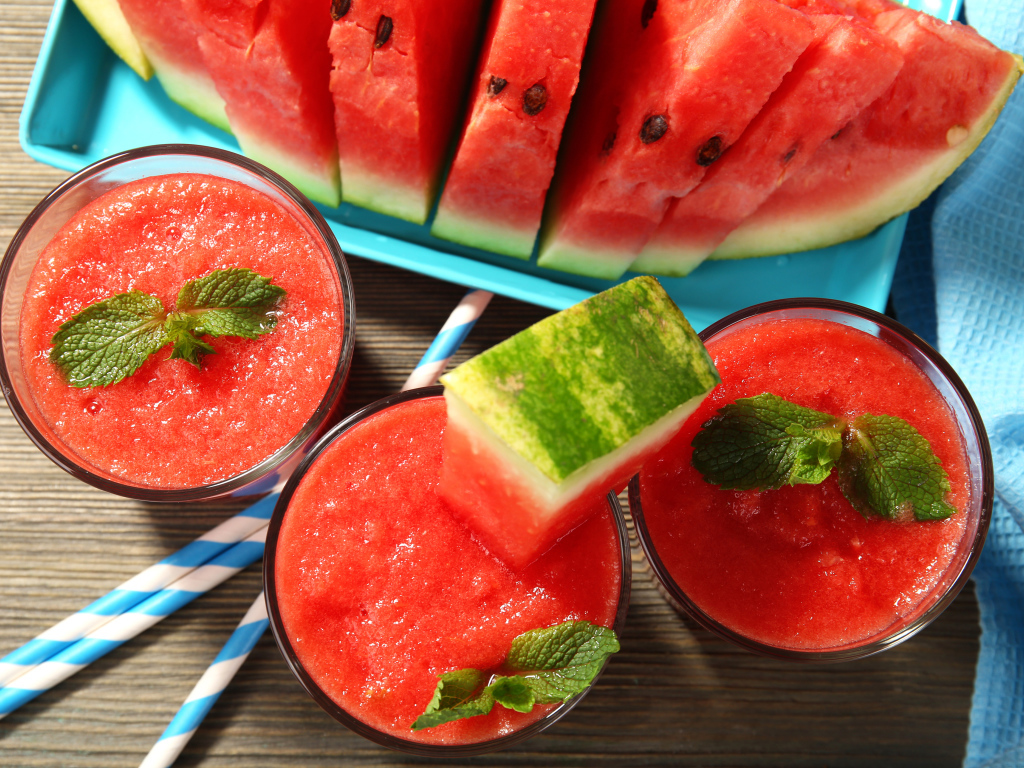 Арбузный смузи в стаканах на столе кусочками арбуза