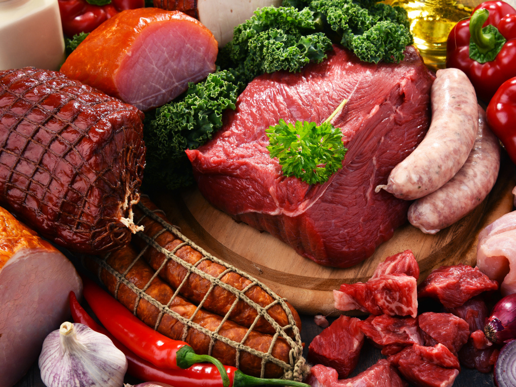 Аппетитные мясные продукты на столе с овощами