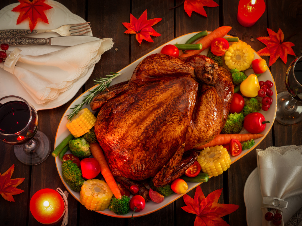 Запеченная курица с овощами на столе с вином