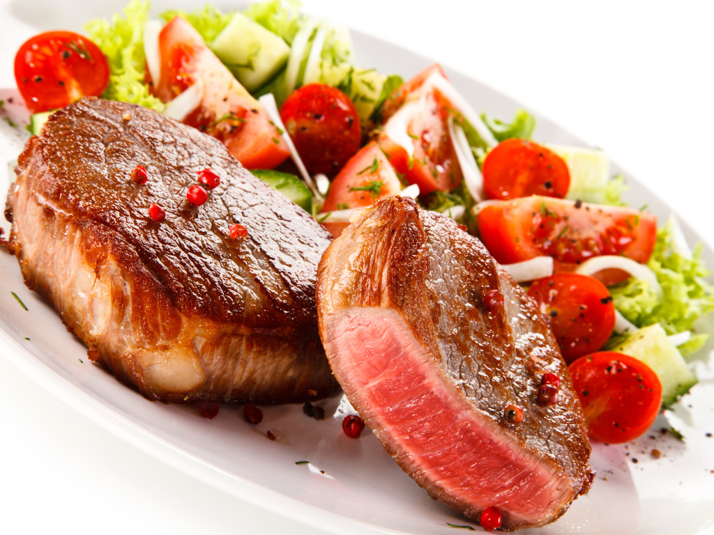 Запеченное мясо на тарелке с салатом