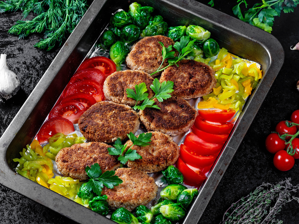 Котлеты на противне с овощами 