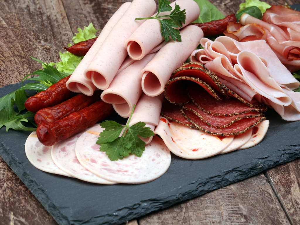 Колбасные продукты на столе 