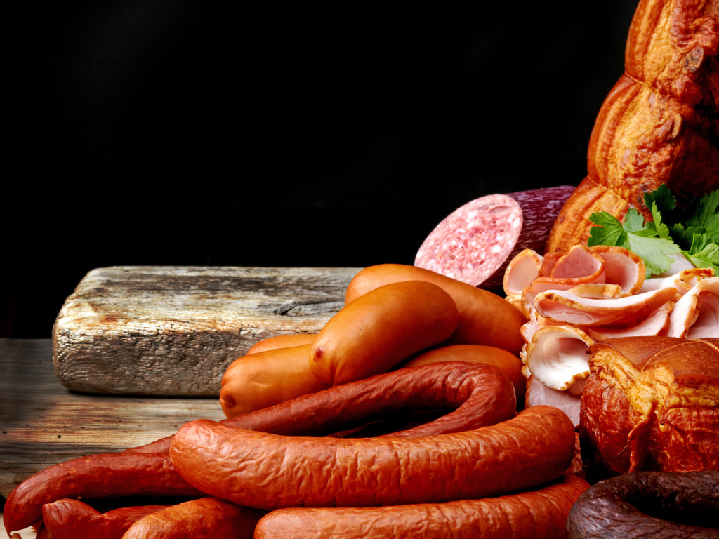 Колбаса с ветчиной лежат на столе