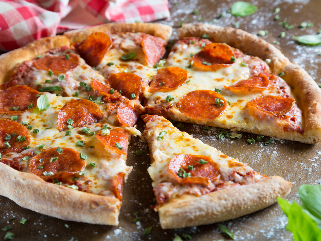 Аппетитная пицца с кусочками колбасы и сыром