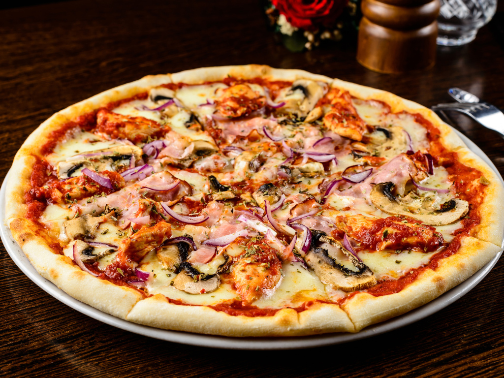 Большая вкусная пицца с шампиньонами