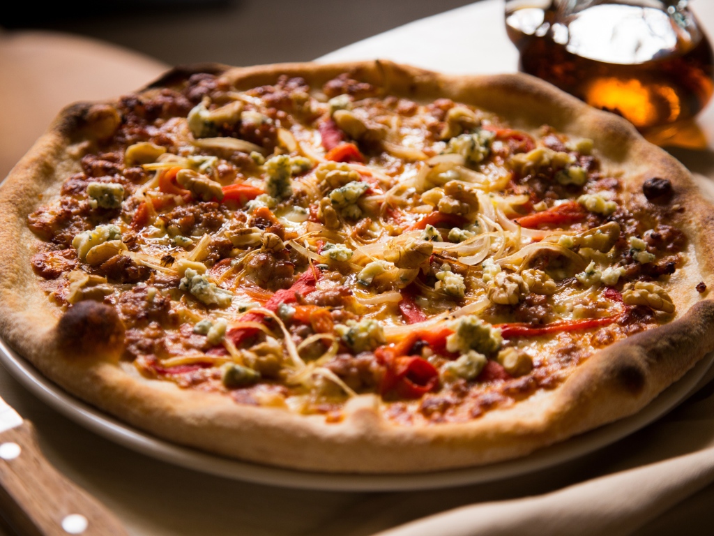 Пицца с зажаренными краями на столе 