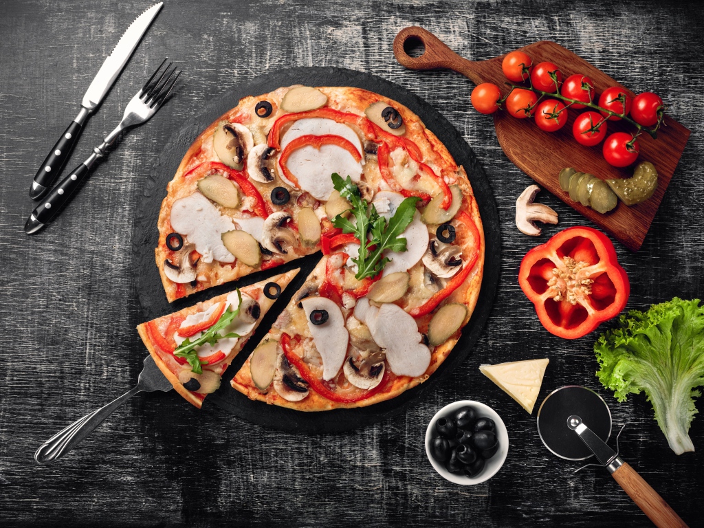 Пицца с перцем, мясом и грибами на столе