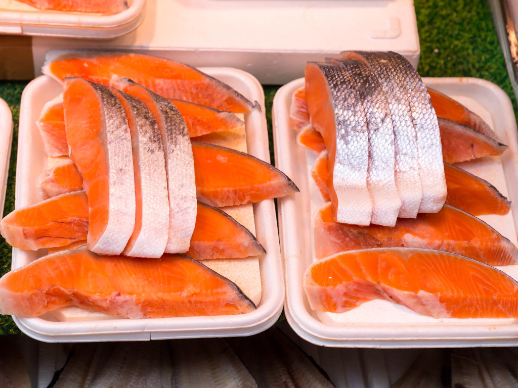 Филе свежей форели в лотках