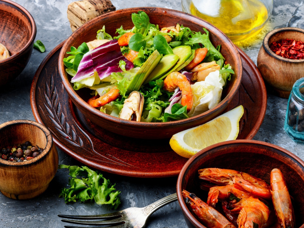 Салат с морепродуктами стоит на столе со специями