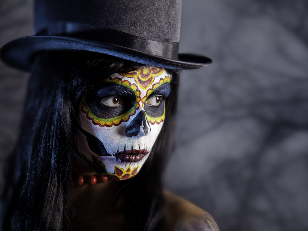 Девушка в цилиндре с гримом на Хэллоуин 