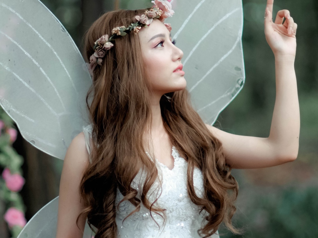 Девушка азиатка в костюме эльфа