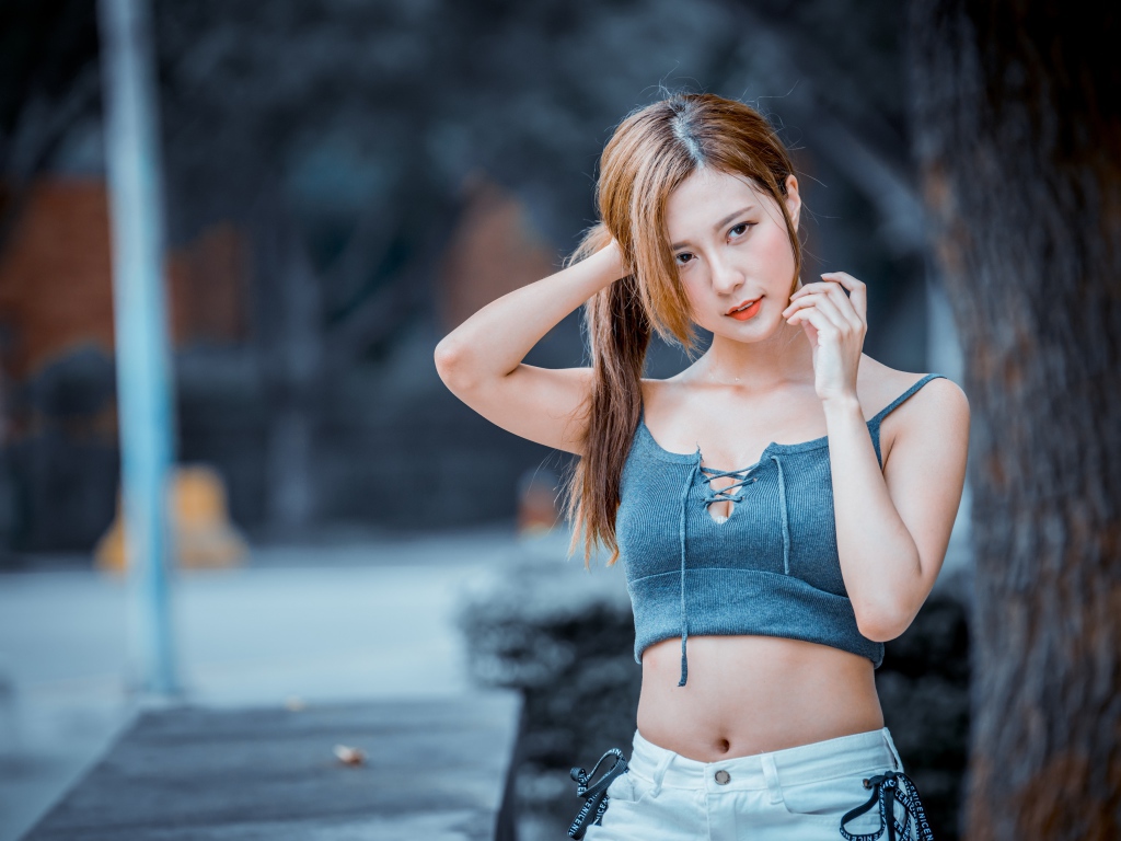 Молодая девушка азиатка в сером топике 