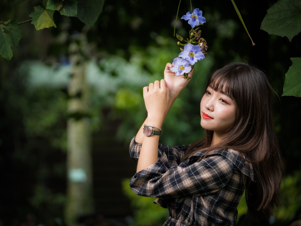 Красивая девушка азиатка с цветами