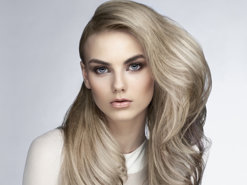 Красивая голубоглазая блондинка с пышными волосами