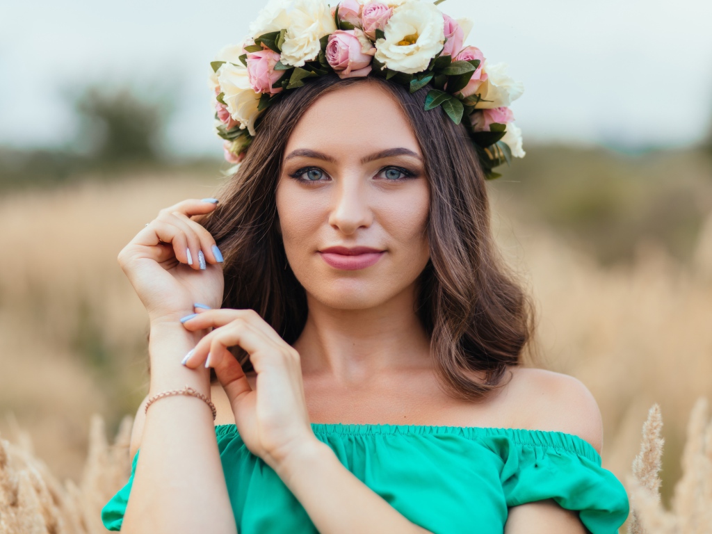 Красивая голубоглазая девушка с венком на голове