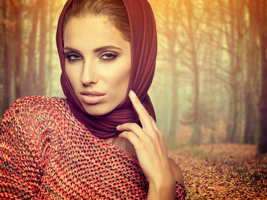 Красивая шатенка с платком на голове на фоне леса