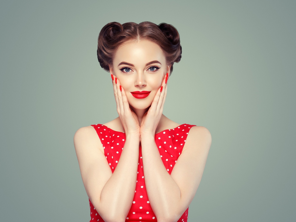 Красивая девушка в красном платье в горошек